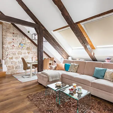 아파트 Petrova Attic